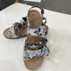 L’ARTISTE Spring Step sandals -Sz 7.